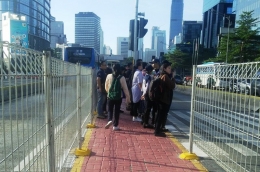 Ini di jalur menuju Halte Tosari ICBC, di tengah Jalan Sudirman, sempit dan kerap bejubel saat banyak orang (foto: widikurniawan)