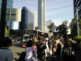 Tak jauh dari ex JPO, halte untuk Transjakarta GR ikut dibongkar. (foto: widikurniawan)