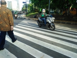 Sebelum menuju pelican crossing, harus lewati dulu zebra cross di Jalan Sumenep (foto: widikurniawan)