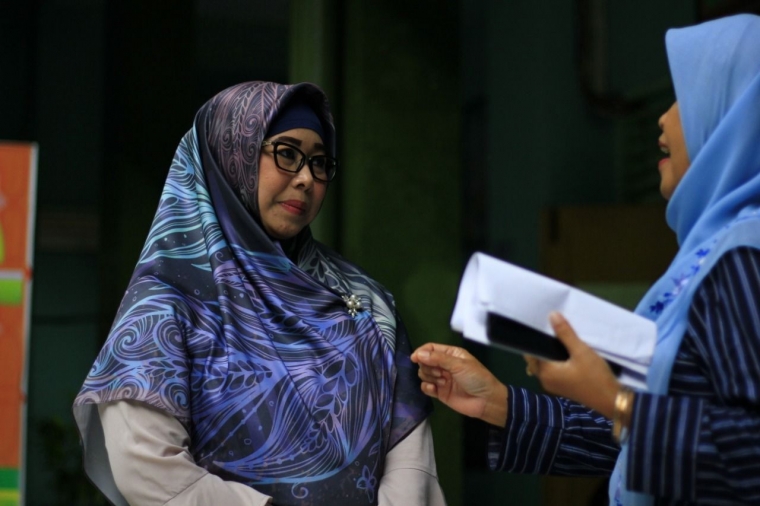 Linda Afriani, S.E (kiri) saat berdiskusi