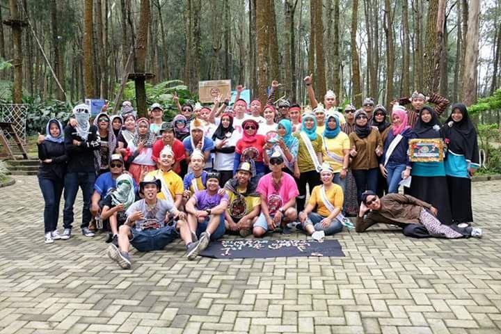 Linda Afriani, S.E. bersama karyawannya saat liburan bersama