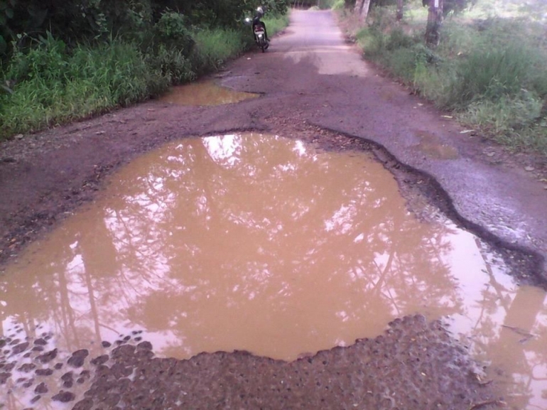 Ruas jalan yang ada di Desa Mandala, Kecamatan Telaga Langsat, Kabupaten HSS, cukup memprihatinkan. (foto : akhmad husaini)