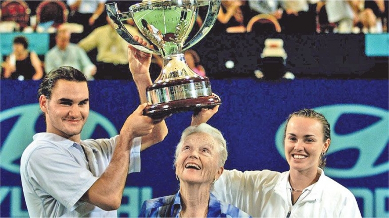 Federer saat menjuarai Hopman Cup 2001 bersama Martina Hingis I Gambar : dailynews