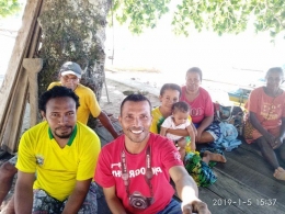 Penulis bersama Bernadus Wanma (baju kuning) pemandu wisata burung di Saporkren (foto: dokpri)