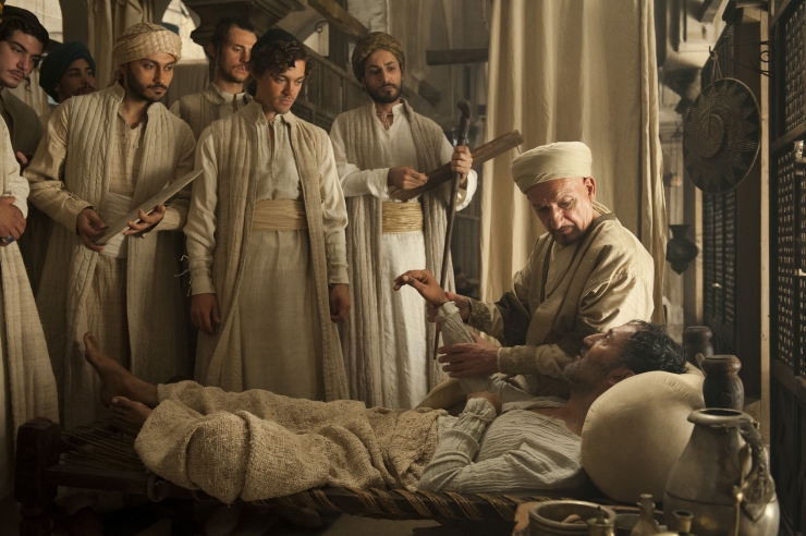 Ibnu Sina (paling kanan, diperankan Ben Kingsley) sedang mengajarkan ilmu kedokteran kepada murid-muridnya yang beragama Islam dan Yahudi. (foto: Plymouth Daily)