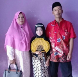 Keluarga sederhana : Pak Yono, Bu Karti dan Difa putri mereka (Foto : Dokumentasi Mas Yono) 