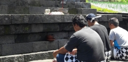 Tiga lelaki berdoa di depan mezbah di puncak Candi Ceto (Dokpri)