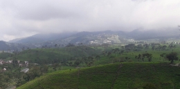 Panorama ke arah Candi Ceto dari Bukit Kemuning di lereng Gunung Lawu (Dokpri)