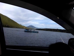 Seakan-akan kami berpacu dengan kapal kecil saat melintasi Danau Toba. BBM Irit untuk Kebersamaan. sumber gambar: dokpri