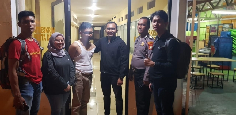 Dari kiri: Anggota Satuan III Pelopor Brimob Polri Kelapa 2 Depok, Bharatu Rafly Arnoly, korban (L), Pelaku penipuan, Bharatu Jaka Adi Putra (Anggota Satuan III Pelopor Brimob Polri), Anggota Polres Depok, rekan korban - Foto: dokumen pribadi korban