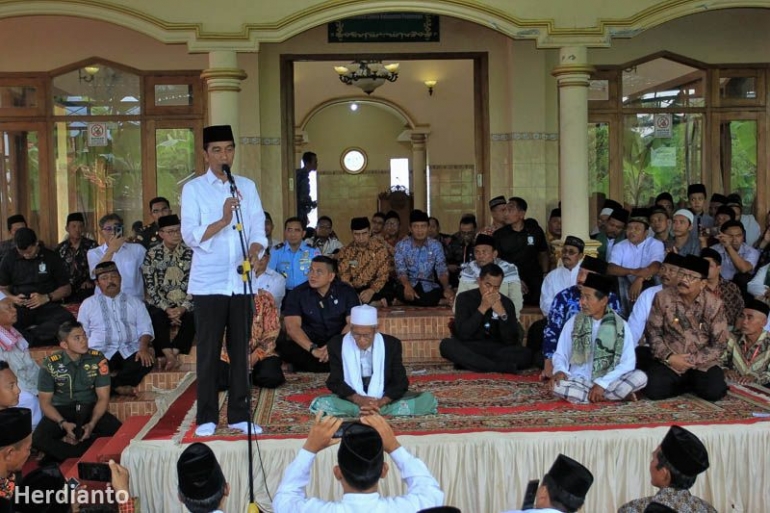 bersama presiden Jokowi menemui sekaligus menyerahkan sertipikat pada masyarakat terdampak waduk Bendo