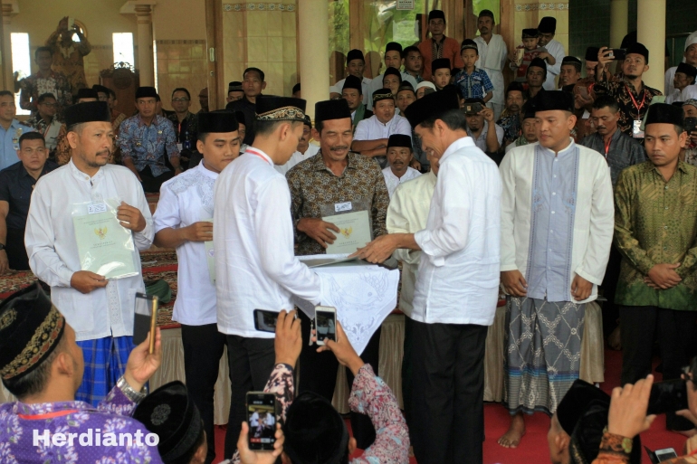 Penyerahan sertipikat wakaf oleh jokowi