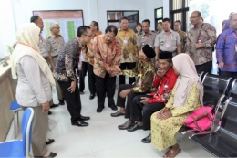menteri Sofyan Djalil bertemu langsug dengan masyarakat yang mendapatkan pelayanan di kantor ATR/ BPN Ponorogo