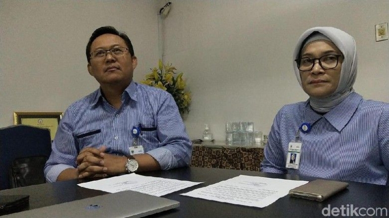 Direktur Medik dan Keperawatan RSCM dr Sumaryono (kiri) serta Dirut RSCM dr Lies Dina Liastuti (kanan)./Detik.com