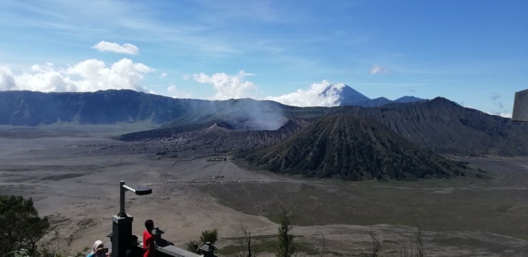 Gunung Bromo dan Lautan Pasir nampak jelas dari Puncak Seruni Point 