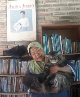 Ibu Parli dan kucing asuhnya, Tigor (Foto : Dokumentasi Pribadi)