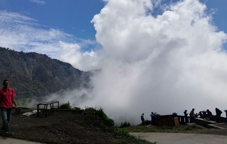 Awan di sekitar Puncak Seruni Point