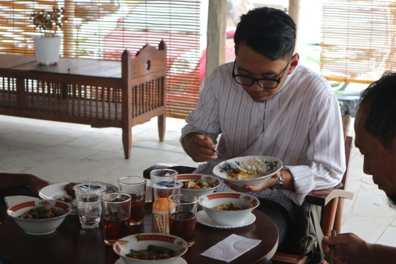Pengunjung sedang menikmati sop buntut warung joglo 'Uti', Foto: Lilian