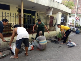 Babinsa Bendul Merisi Bersama Masyarakat Kerja Bakti Bersihkan Selokan Dan Gorong-Gorong