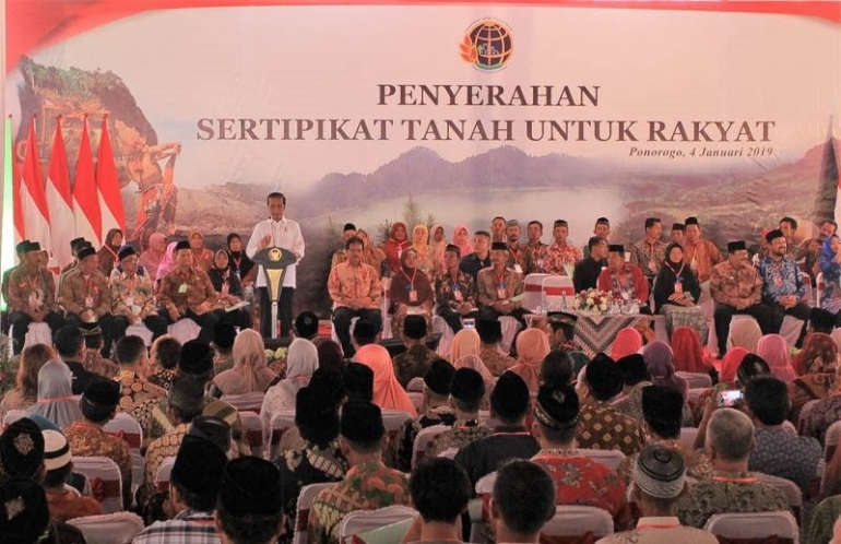 pengarahan presiden Jokowi soal alasan disegerakannya program sertifikat masal di hadapan penerima sertifikat di alun-alun ponorogo (Dokumentasi pribadi)
