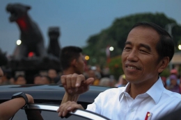 presiden Jokowi sebelum masuk mobil pamitan pada warga ponorogo yang menyemut (Dokumentasi pribadi)