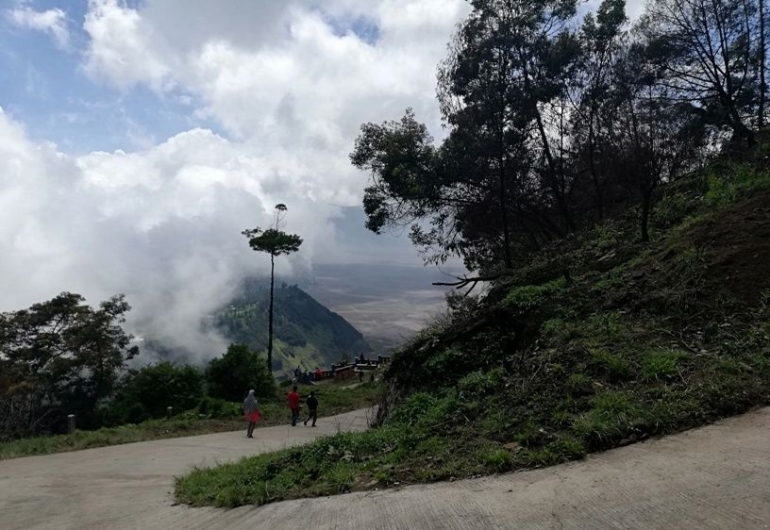 Jalan menanjak menuju anak tangga