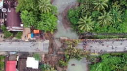 Foto udara kondisi jembatan yang ambruk di Jalan Raya Padang - Bukittinggi, Kayutanam, Kab.Padangpariaman, Sumatera Barat, Selasa (11/12/2018). Jembatan yang berada di jalur jalan nasional tersebut ambruk akibat luapan sungai pada Senin (10/12/2018) malam, mengakibatkan akses ke Bukittinggi putus total. ANTARA SUMBAR/Iggoy el Fitra/Maril/18