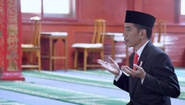 Saat Jokowi Berdoa di Masjid Niujie di Beijing. Sumber: foto.tempo.co