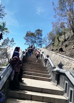 Anak tangga menuju Puncak Seruni Point 