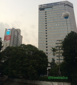 Saluran Cideng dengan Latar Belakang Gedung-gedung Tinggi (Foto : @kaekaha)