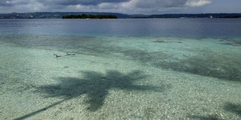 Pantai Mansinam dengan air jernihnya di siang hari. Tampak di kejauhan adalah Manokwari, ibukota Papua barat. (foto: koleksi pribadi)