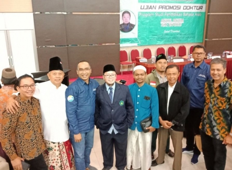 Abdul Adzim Irsad -tengah pakai jas- foto bersama para koleganya (Dok Pribadi)