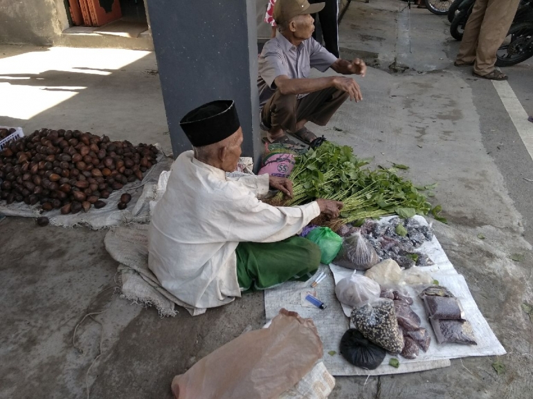 Pedagang biji bibit tanaman menggelar lapak di emper kios pasar. Dokpri