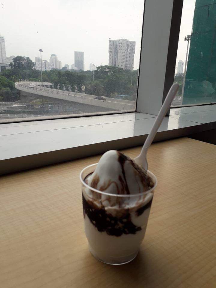 Lembutnya es krim. Lokasi Plaza Semanggi Jakarta. Foto by Ari