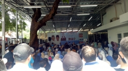 Suasana diskusi di halaman kantor Seknas Prabowo-Sandiaga di Jakarta|Dokumentasi pribadi