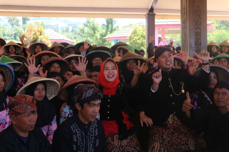 Plt Bupati Purbalingga berfoto bersama masyarakat Desa Serang