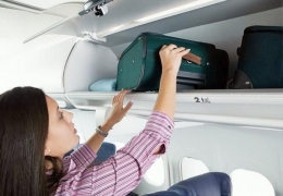 Taruh koper di bagasi kabin (dok.womantalk.com)