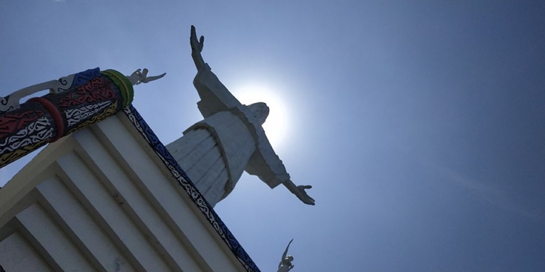 Patung Jesus yang menjulang tinggi merupakan salah satu obyek unggulan wisata di Pulau Mansinam. (foto: koleksi pribadi)