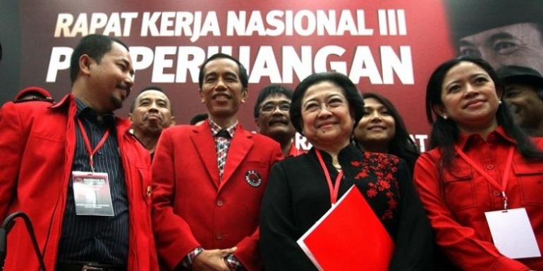Ketua Umum PDIP Megawati Soekarnoputri berfoto bersama Presiden Jokowi| Tribunnews/Dany Permana