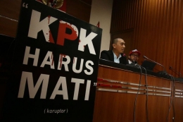 Ketua Wadah Pegawai KPK Yudi Purnomo (kiri) didampingi Penasihat organisasi, Yudhi (kanan) memberikan pernyataan sikap mereka atas aksi teror terhadap dua pimpinan KPK di Gedung KPK, Jakarta, Rabu (9/1/2019). (Kompas.com)
