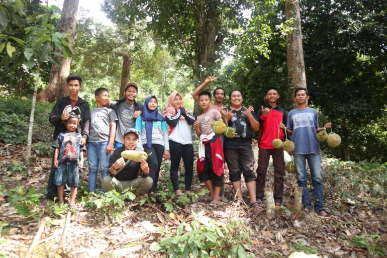 Asyiknya bisa panen durian di kebun durian teman. Foto dok. Simon Tampubolon