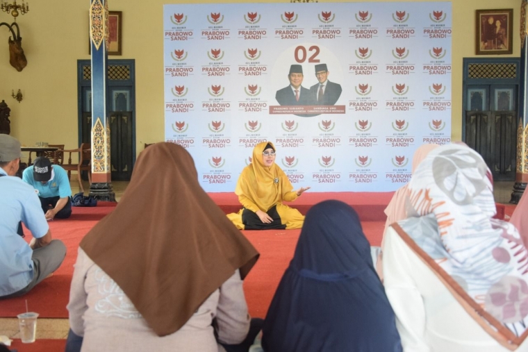 Linda Afriani, S.E. (tengah, jilbab kuning) sedang memberikan sosialisasi pada masyarakat