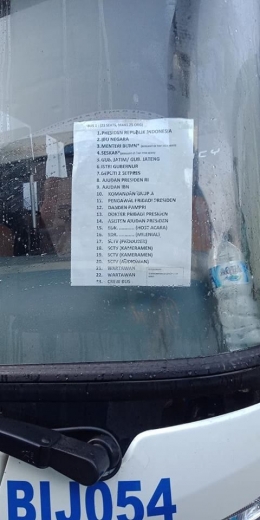 DAFTAR ROMBONGAN - Daftar penumpang rombongan Presiden Jokowi ketika melintasi jalur Tol Trans Jawa pun masih terpasang.