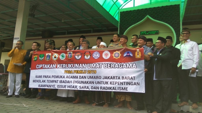 pemuka agama dan jajaran tiga pilar yang berada di Jakarta Barat menolak kampanye di tempat ibadah dan berkomitmen untuk pelaksanaan pemilu 2019 yang damai dan aman. (dok.windhu)