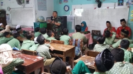 Serma Sugeng Hariyono Beri Wasbang Kepada Siswa Siswi Kelas 4 dan 5 SD MI Bahrul Ulum