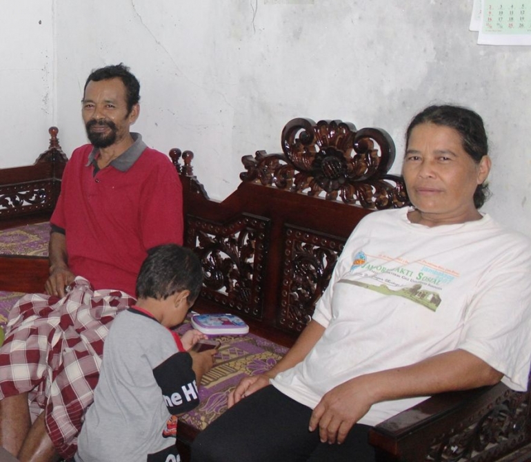 Pak Asan Suwandi dan ibu Riwes pemilik Rumah Jander pegunungan Karangtunon