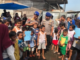 Bersama anak-anak di Desa Nelayan Gabion Sumut.