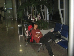 Menginap Di Tan Son Nhat Internasional Airport - Dokumentasi Pribadi - Foto Diambil Oleh Basir