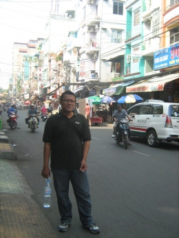 Andri Sofyan Husein a.k.a. Basir dengan Latar Belakang Pham Ngu Lao Street - Dokumentasi Pribadi
