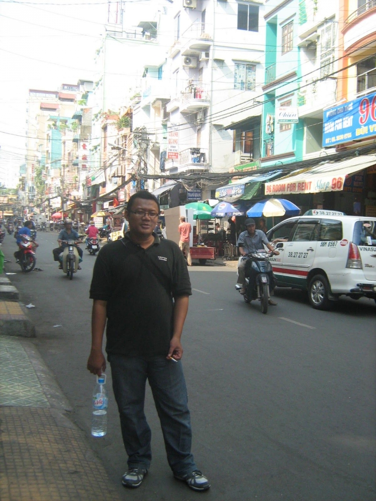 Andri Sofyan Husein a.k.a. Basir dengan Latar Belakang Pham Ngu Lao Street - Dokumentasi Pribadi